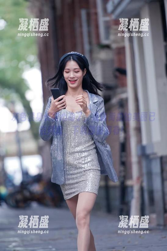 魔镜街拍 灰色紧身长裙心动了,魔镜街拍的美丽已在网盘,下载即刻拥有!