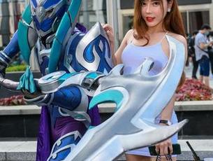 街拍黑色皮裤美女，魔镜街拍的资源真是个迷，脑子里都有光！