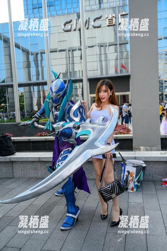 街拍黑色皮裤美女，魔镜街拍的资源真是个迷，脑子里都有光！