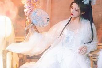 无圣光的奇幻旅程——鹿八岁baby红裙合集，来见证不靠谱的时尚！