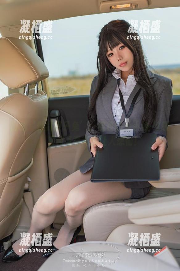 探秘‘黏黏团子兔’：梳妆的大小姐-可畏，福利写真简直让人想偷！